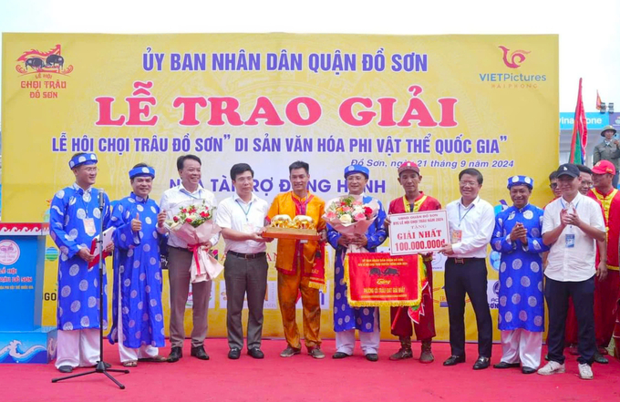 Ban Tổ chức trao giải Nhất cho ông Lưu Đình Khang, chủ trâu 04 và đại diện lãnh đạo phường Hải Sơn. Ảnh: Đinh Mười.